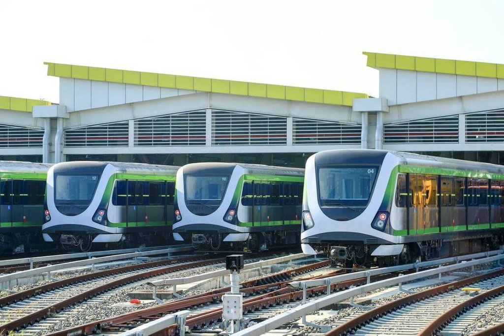 台中捷運「紅線」另一個矚目亮點，是串聯其他捷運與鐵路系統。例如：R01 新民高中可轉乘捷運橘線 O14 站，R03 文化崇德可轉乘捷運綠線 106 站，R09 社皮可轉乘捷運黃線 Y01 站，R11 豐原車站可轉乘台鐵。預估至目標年（2051 年），主線 500 公尺範圍內服務人口約 22 萬人，尖峰時段班距可達 2.5 分鐘，有助於提升通勤效率並改善整體交通流量。