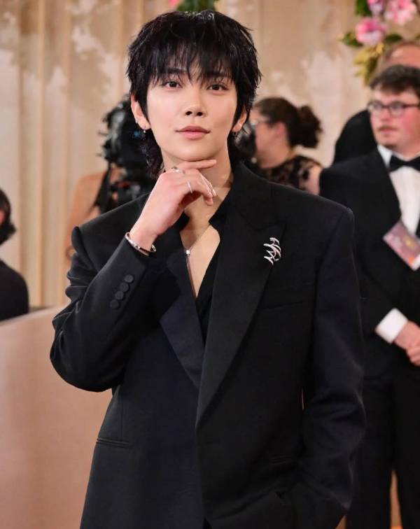 Joshua所配戴的正是Chaumet極具代表性的「Bee」（蜜蜂）系列。該系列不僅是品牌經典，更因其深厚的歷史象徵、俐落的幾何線條、中性百搭的設計語言，以及相對親民的價格，成為橫跨紅毯與日常穿搭的熱門首選。