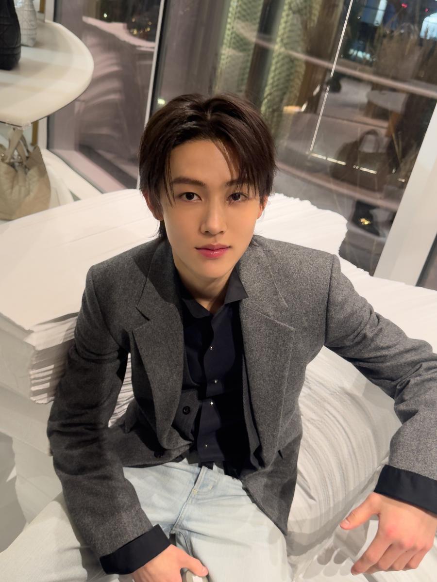 嚴成玹選擇的 Look 47,是三套之中最接近「New Look」的一套。灰色收腰西裝線條俐落,卻不僵硬,搭配深藍色襯衫後,層次自然拉開,也讓臉部輪廓更立體。