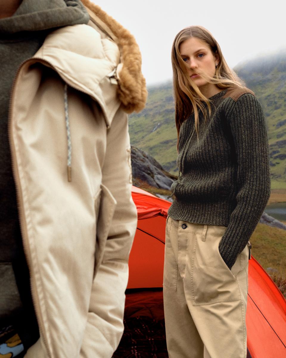 在修正產品與定價策略的同時，Burberry 並未犧牲品牌高度，反而進一步強化其最難被複製的資產——英國製造。目前，Burberry 的頂級風衣依然在英國 Castleford 生產，圍巾也持續與蘇格蘭合作多年的製造商共同打造。