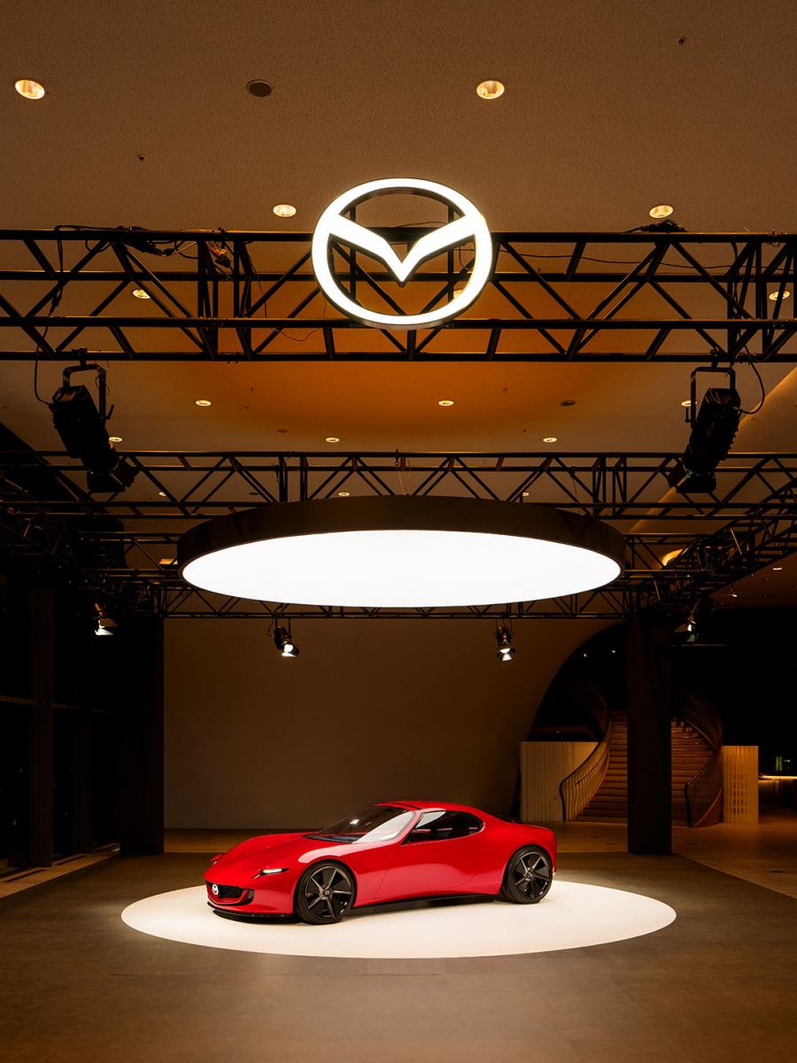 曲面，是臺中國家歌劇院的一大設計亮點，而這樣的「曲面思維」，同樣地，體現在 ICONIC SP 概念跑車的設計脈絡之中。從最初的車身外觀草圖，到數位建模階段反覆推敲的曲面轉折，設計團隊以流線比例與張力控制，形塑兼具速度感與未來感的車體輪廓。這並非單純的造型追求，而是日本設計師長期著墨的核心命題——如何在美學之中，同時回應駕駛者的坐姿、視線與操作感受，使車艙與人間建立直覺和諧的關係。