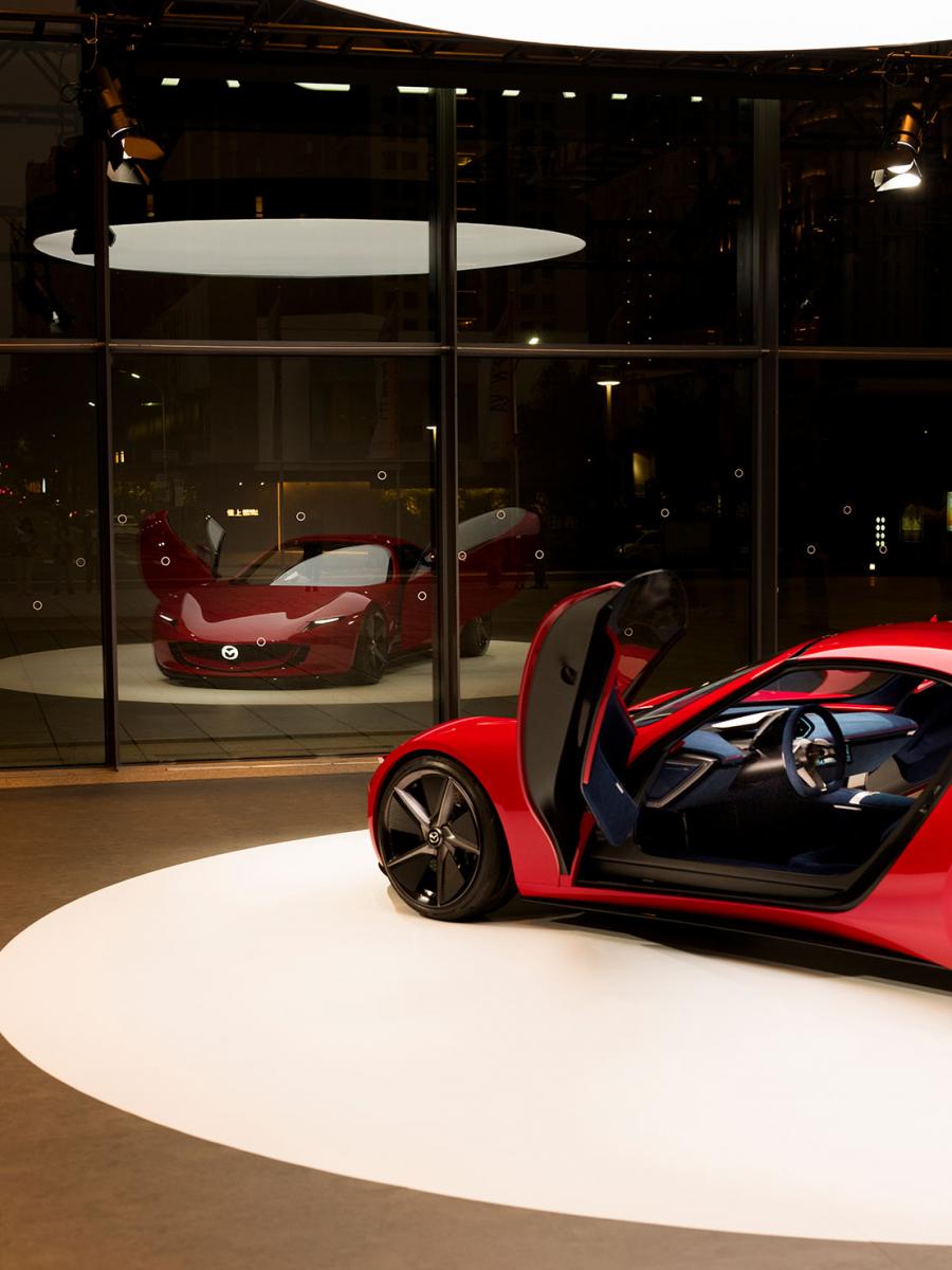 談及經典與創新，MAZDA 向來秉持一致的品牌理念，透過「以人為本」、「日式工藝」與「永續未來」，引領人們回歸自然。MAZDA ICONIC SP 概念跑車象徵「人馬一体」駕駛體驗與工藝之美的標誌性車款，將駕馭哲學具象化為富含情感張力的動態輪廓，傳遞純粹而鮮明的跑格意象。同時，車款採用雙轉子 EV 系統與 Bio Weave 可再生複合材料，結合汽車工藝以及藝術文化的巧思。