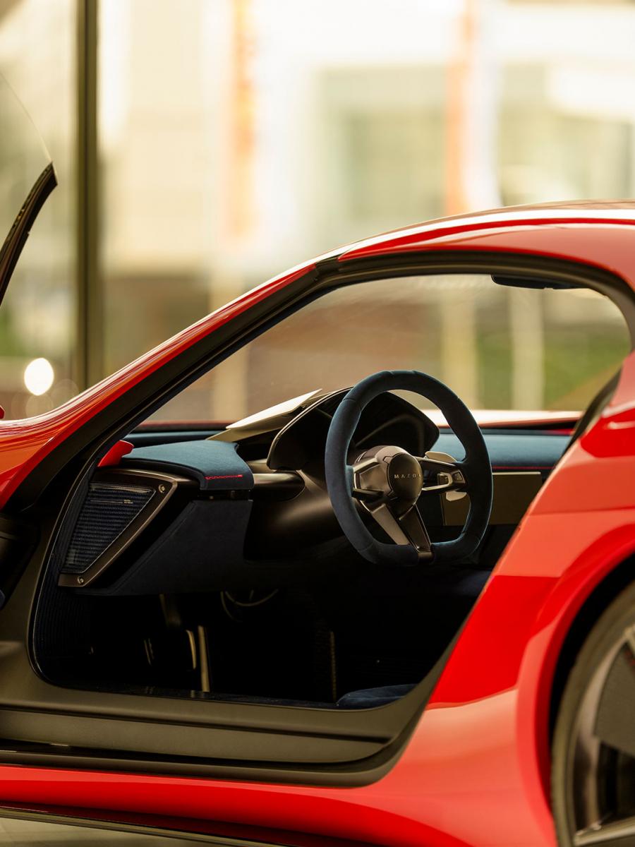 透過藝術策展的形式，MAZDA ICONIC SP 概念跑車呈現未來走向，核心仍圍繞品牌最擅長、也最執著的「駕駛感受」。動力架構上，ICONIC SP 採用 MAZDA  獨家的雙轉子增程電動系統，轉子引擎負責發電，電動馬達驅動後輪，綜效輸出上看 370PS。更關鍵的是，轉子引擎輕巧又緊湊的優勢，讓整體配置更有彈性，也得以維持低重心與前後 50:50 的理想配重，讓概念跑車在數據之外，讓人期待它真正上路時的操控表現。