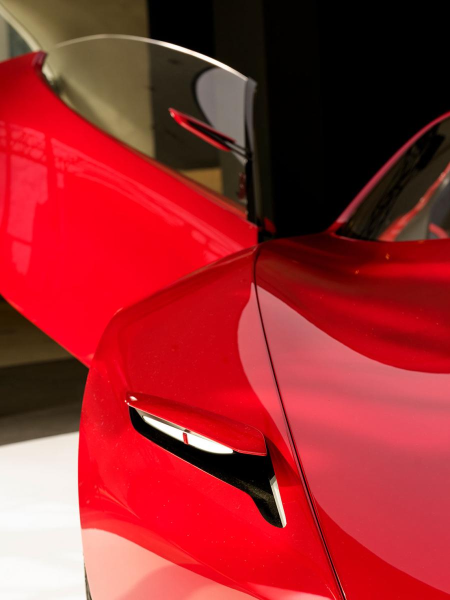 從外型來看，MAZDA ICONIC SP 概念跑車透過低重心比例與緊湊車身，慢慢堆疊出屬於跑車該有的張力。上掀式頭燈與側掀車門雖然帶點概念味，但並不浮誇，反而讓整體更有純粹的性能氣息。至於新能源，MAZDA 也沒有走單一解法，而是替轉子引擎留下更多可能性。除了可用再生能源為電池充電，未來也能對應氫氣或生質燃料，讓它持續扮演發電角色，朝碳中和邁進，同時也沒有忘記對設計質感與駕駛本質的堅持。