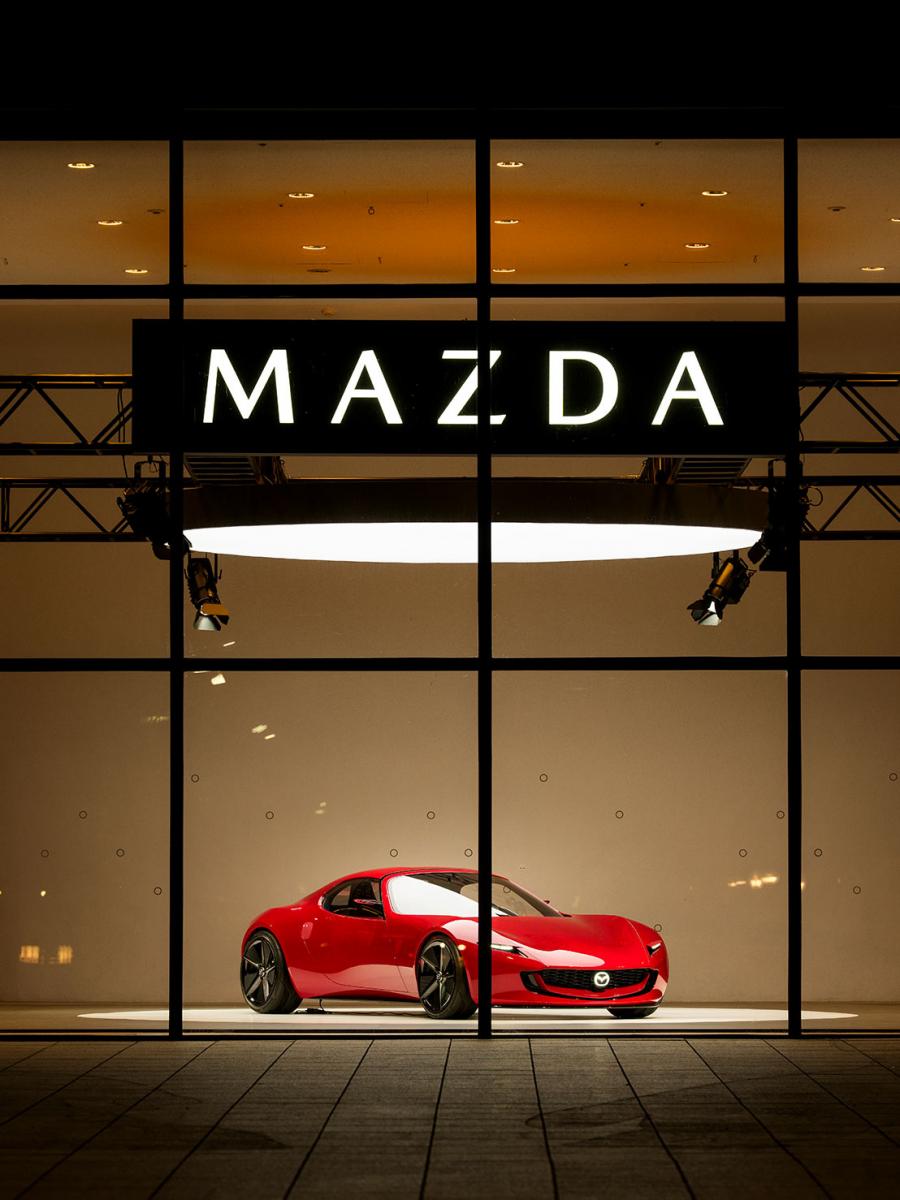 穿梭於臺中國家歌劇院之中，緩緩書寫 ICONIC SP 概念跑車的極致美學。MAZDA 以全新品牌精神「Smile Every Mile」作為參展主軸，將駕馭樂趣從移動本身延伸至觀展體驗，構築富含情感共鳴的旅程式敘事。大面積清透玻璃引入自然光線，映照於車身之間，藉由流暢的車身線條，回應有機的建築語彙，揉合國際級文化地標的設計美學。透過觀者的視角，探索建築、速度與工藝間的共鳴，待你推開臺中國家歌劇院之門，讓每段旅程，樂趣紛呈。
