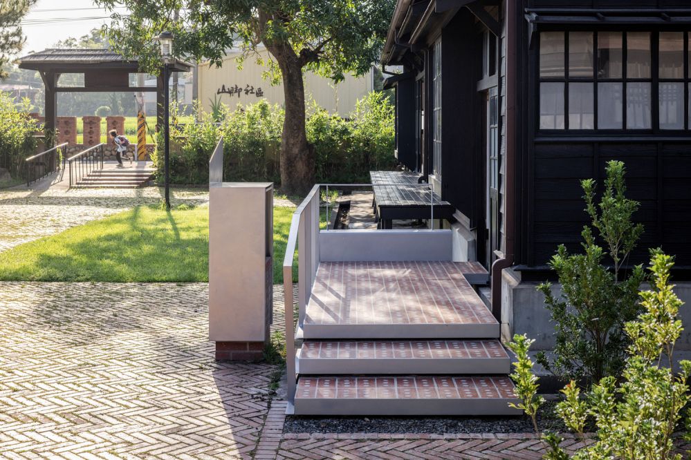 苗栗山腳國小的「植藺小舍」，嘗試以歷史建築轉化為傳承文化與工藝的藺編教育基地。隨著校訂課程的發展，學校也將藺草文化與歷史建築納入彈性課程之中，透過田野調查、人物訪談與藺編實作，引導學生深入理解地方產業。一側展示藺編教學成果與相關工具，呈現地方工藝的發展脈絡與技藝傳承。設計團隊透過優化動線規劃、整合學習環境與展示空間，使這座歷史建築更符合當代教學需求。