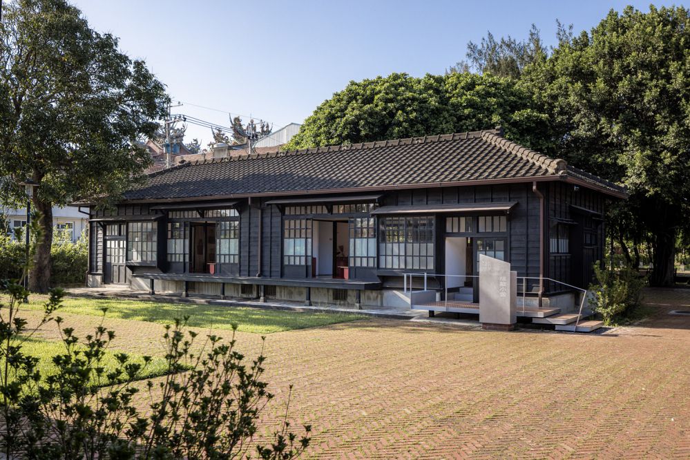 位於苗栗縣苑裡鎮的「山腳國民小學」，近年因校園空間改造備受關注，被譽為苗栗最美校園之一。校內保留日治時期宿舍群，並以台灣在地藺草工藝為核心，轉化為兼具教學、展示與文化傳承功能的學習場域「植藺小舍」，不僅重新定義國小教育空間，也讓地方工藝走進校園生活，更獲得外媒高度肯定。