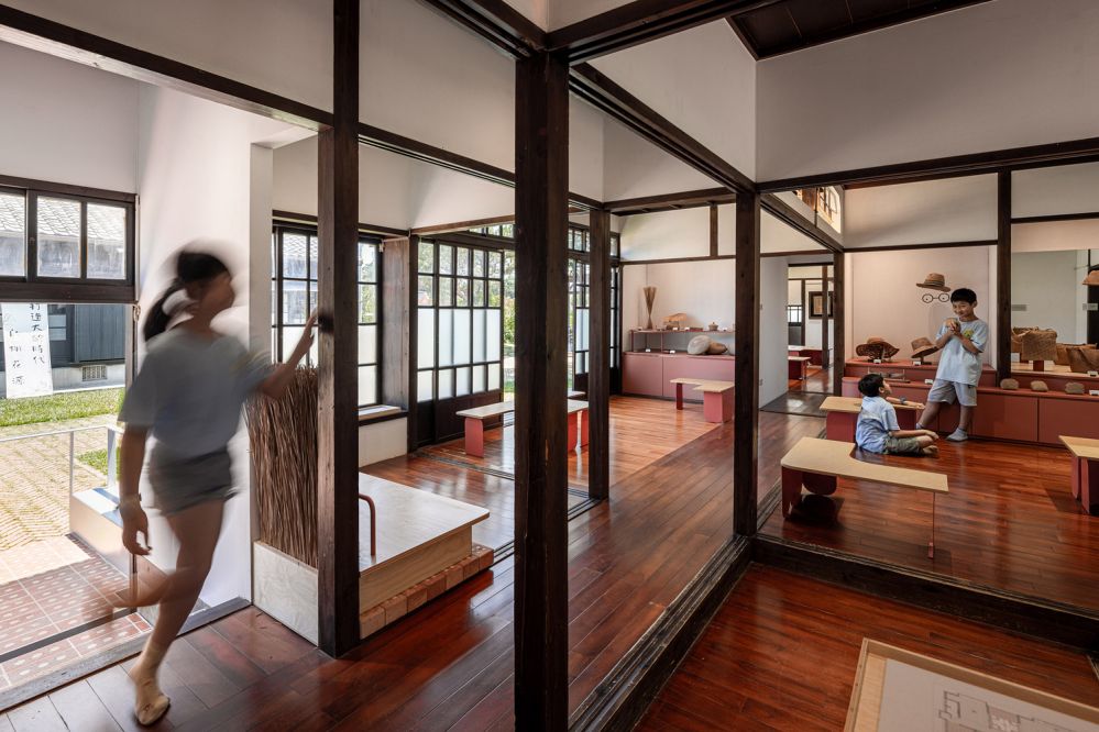 苗栗山腳國小的「植藺小舍」，嘗試以歷史建築轉化為傳承文化與工藝的藺編教育基地。隨著校訂課程的發展，學校也將藺草文化與歷史建築納入彈性課程之中，透過田野調查、人物訪談與藺編實作，引導學生深入理解地方產業。一側展示藺編教學成果與相關工具，呈現地方工藝的發展脈絡與技藝傳承。設計團隊透過優化動線規劃、整合學習環境與展示空間，使這座歷史建築更符合當代教學需求。