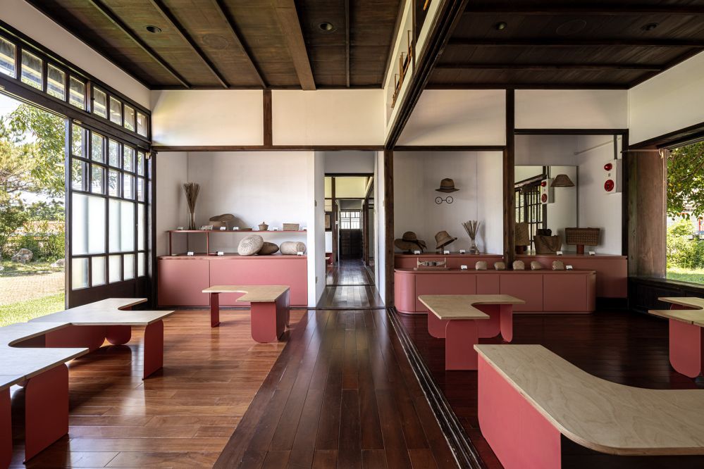 坐落於苗栗縣苑裡鎮，一座恬靜而內斂的建築之美，緩緩映入眼簾。在台灣設計研究院與絮絮空間感知＋時絮建築師事務所攜手打造下，嘗試為國小教育空間帶來嶄新的轉變。保留日治後期的宿舍群，並將台灣藺草文化與歷史脈絡融入建築空間之中，打造「植藺小舍」，引導學生認識藺草產業的發展歷程，深化社區與學生之間的連結，同時也成為苑裡另一處重要的觀光亮點。