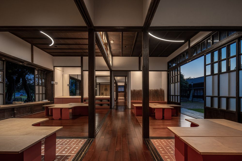 山腳國小「植藺小舍」落成後，獲得國際建築權威媒體《ArchDaily》的高度肯定。不同於過往對歷史建築的既定想像，設計並非將其作為遺跡加以復原，而是開啟一場歷史與日常生活之間的對話，在記憶與使用之間創造出一種「第三空間」。那些曾靜靜承載日常生活節奏的材料，如今成為孩子學習與成長的一部分，在時間推移中持續存在於空間之中，作為當下時刻的具體呈現。