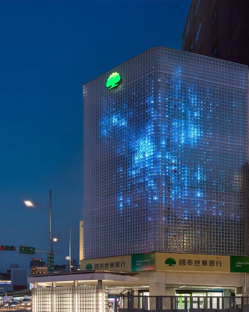 不同於過去大眾對銀行建築的既有認知，國泰世華銀行攜手基隆市政府，以公私協力模式，透過「永續光盒子」概念改造建築外牆，推出「基隆山海星光秀」。以「光」為媒介，為港都注入全新的城市表情。外牆採用耐候玻璃磚，並以星芒、微風與落雨作為燈光設計靈感，讓建築在港灣之間柔和發光，成為連結城市與生活的「永續光盒子」，落成後亦成為基隆最美麗的夜景之一。