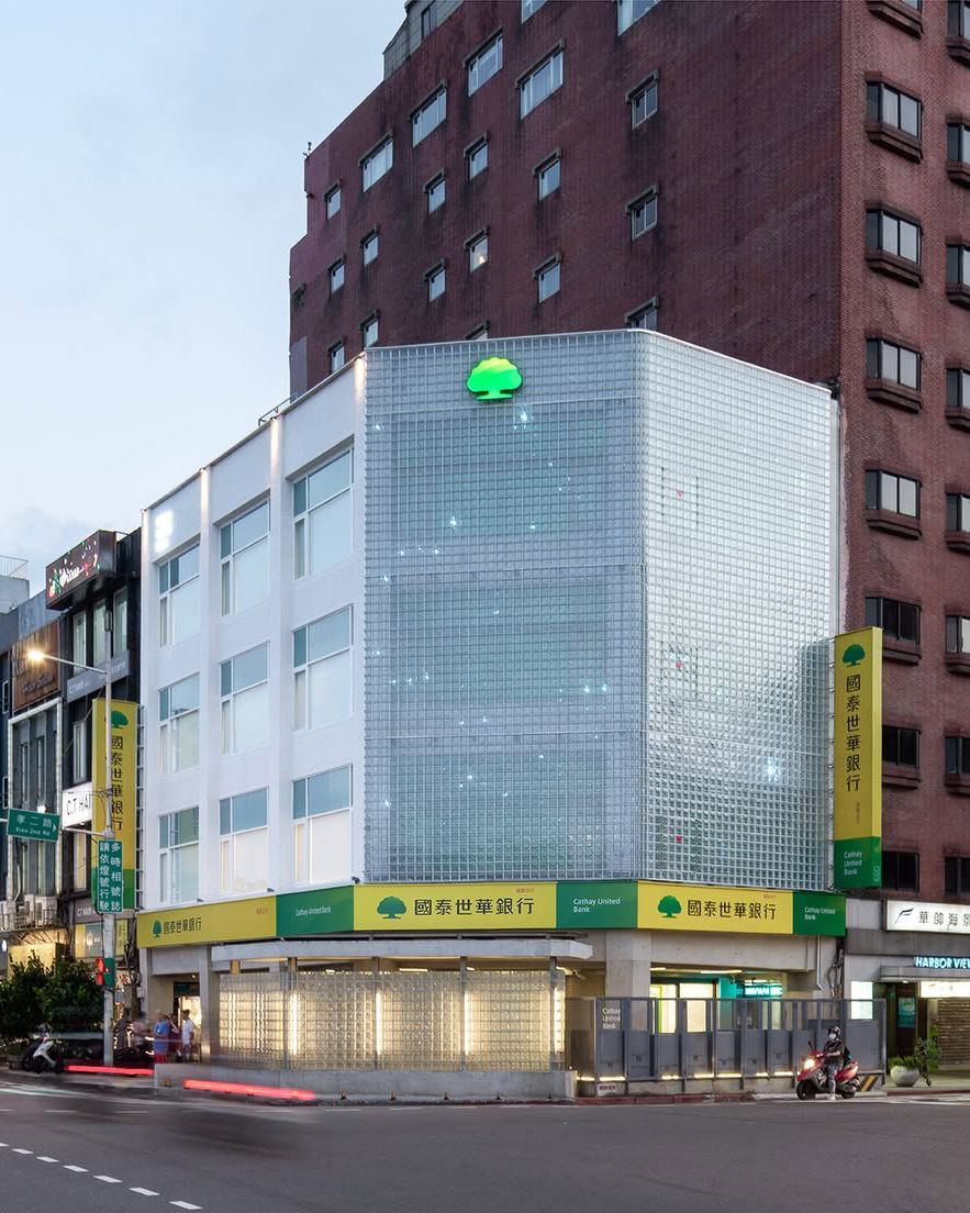 不同於過去大眾對銀行建築的既有認知，國泰世華銀行攜手基隆市政府，以公私協力模式，透過「永續光盒子」概念改造建築外牆，推出「基隆山海星光秀」。以「光」為媒介，為港都注入全新的城市表情。外牆採用耐候玻璃磚，並以星芒、微風與落雨作為燈光設計靈感，讓建築在港灣之間柔和發光，成為連結城市與生活的「永續光盒子」，落成後亦成為基隆最美麗的夜景之一。