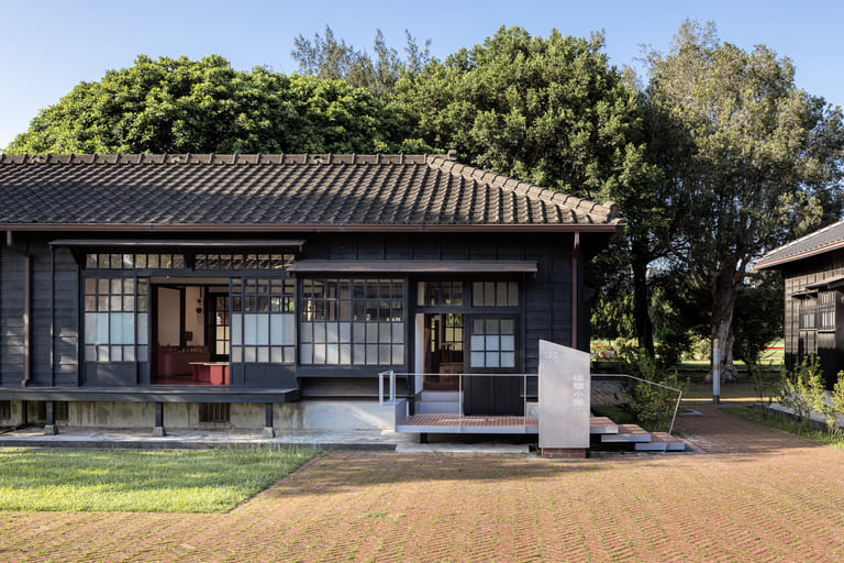 作為當地藺草文化傳承的第一現場，空間以木作結合藺草與座椅設計，讓教學活動時刻浸潤於藺草的自然芬芳之中，透過視覺、觸覺與嗅覺，加深學生對場域的記憶，形塑學生與在地文化之間的專屬連結。設計由鋼構樓梯與導視系統切入，回應室內外高差所帶來的轉換需求；並透過可拆卸的架高地板，提升空間使用的彈性，而展示機能則延續原有日式住宅的收納邏輯，重新搭起歷史與當代之間溝通的橋梁。