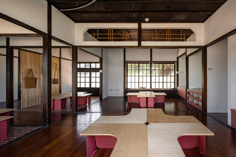 作為當地藺草文化傳承的第一現場，空間以木作結合藺草與座椅設計，讓教學活動時刻浸潤於藺草的自然芬芳之中，透過視覺、觸覺與嗅覺，加深學生對場域的記憶，形塑學生與在地文化之間的專屬連結。設計由鋼構樓梯與導視系統切入，回應室內外高差所帶來的轉換需求；並透過可拆卸的架高地板，提升空間使用的彈性，而展示機能則延續原有日式住宅的收納邏輯，重新搭起歷史與當代之間溝通的橋梁。