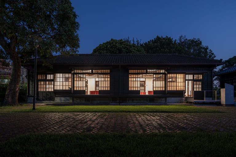 山腳國小「植藺小舍」落成後，獲得國際建築權威媒體《ArchDaily》的高度肯定。不同於過往對歷史建築的既定想像，設計並非將其作為遺跡加以復原，而是開啟一場歷史與日常生活之間的對話，在記憶與使用之間創造出一種「第三空間」。那些曾靜靜承載日常生活節奏的材料，如今成為孩子學習與成長的一部分，在時間推移中持續存在於空間之中，作為當下時刻的具體呈現。
