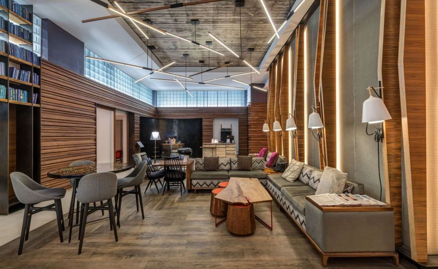 除低樓層規劃商場外，本案亦將於高樓層設立旅館，並與國際品牌凱悅酒店集團合作。飯店將提供完善的設備用品與現代化客房，並設有創意餐廳與酒吧，無論是商務出行、朋友聚會，或獨自探索新城市皆相當合適。此外，作為台中歌劇院延伸的頂層多功能展演廳，也將形塑書店空間，在結合旅宿機能之餘，拉長旅人的停留時光，打造一隅恬靜的閱讀場域。