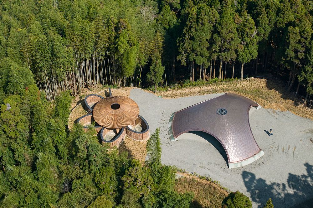 坐落於雲林縣古坑鄉的石壁休閒遊憩區，園區內半數以上為孟宗竹林，自然資源相當豐富。由於整個村落位於一大片巨大的岩石塊上方，因而得名「石壁」。綿延數百公尺寬的石床，使此地被譽為全台最壯觀、面積最大的天然石壁。多年來，在地方政府與設計團隊的共同打造下，善用石壁的自然竹林資源進行環境美化，創造一系列提供療癒體驗的場域，進而帶動地方觀光產業發展。