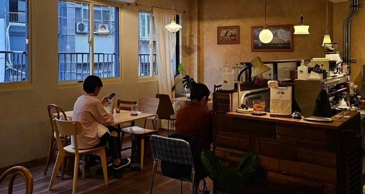 有些餐廳之所以讓人記住，並不是因為一成不變，而是願意在時間裡不斷調整步伐。基隆這間秘藏於「基隆塔」附近老公寓的「Kikuro二菊」小餐館，從早年的輕食早午餐，到後來的咖啡甜點店；再到如今，以咖哩飯與義大利麵為主角的全新樣貌，每一次轉身，都是闆娘們對理想餐桌的再一次靠近。三次更名、三度變化，不只是為了跟上市場潮流，而是希望讓來訪的人，能在這裡吃到更舒服、也更貼近生活的味道。