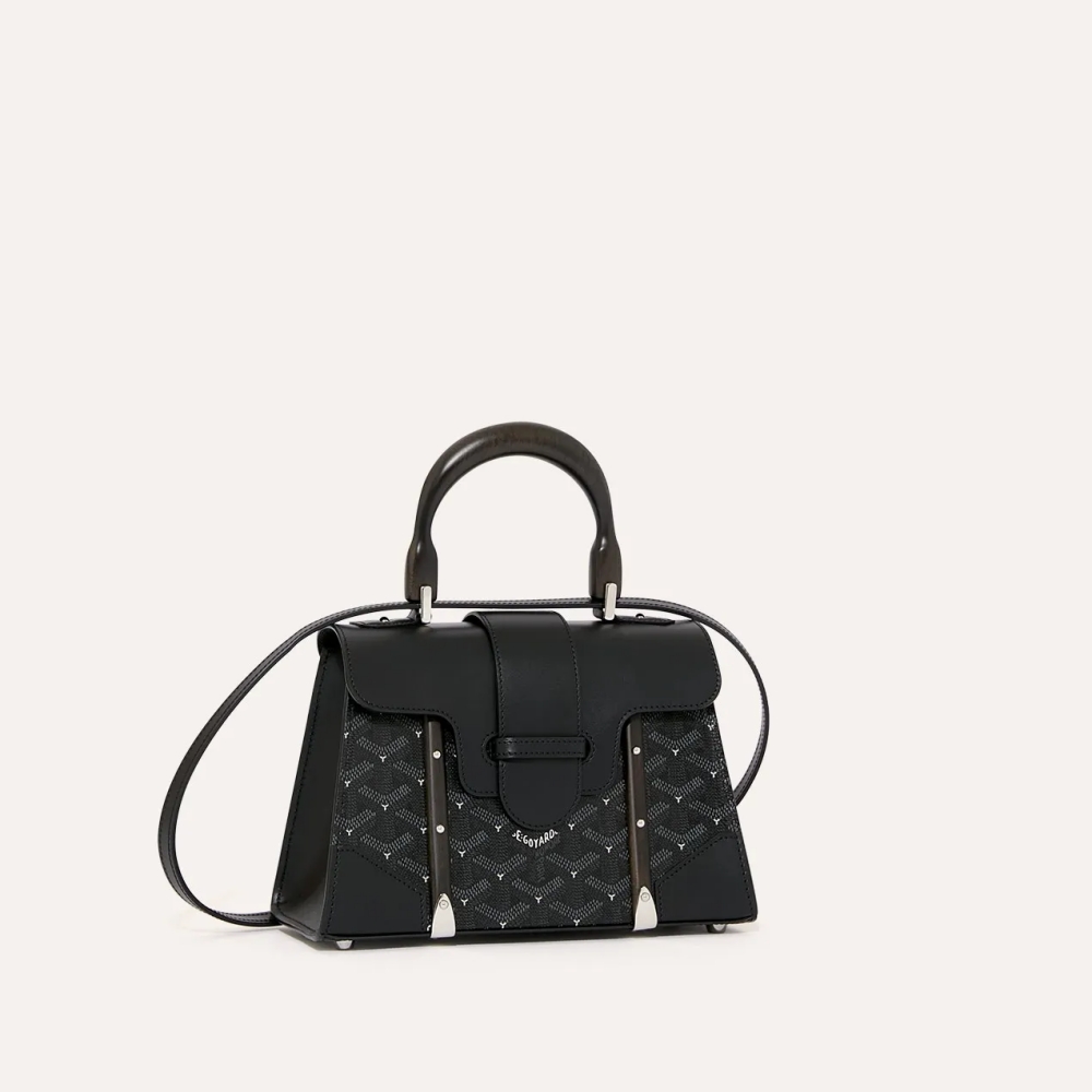 「Saïgon Structuré」包款靈感源自於 1930 年品牌位顧客訂製的一只包袋，其硬挺的外型搭配上俐落的線條，並在包蓋的細節處理上融入典雅的元素，讓整體擁有摩登、都會的氣息。近日，該系列推出迷你尺寸，小型的包體、可愛的外型，能成為穿搭的焦點。