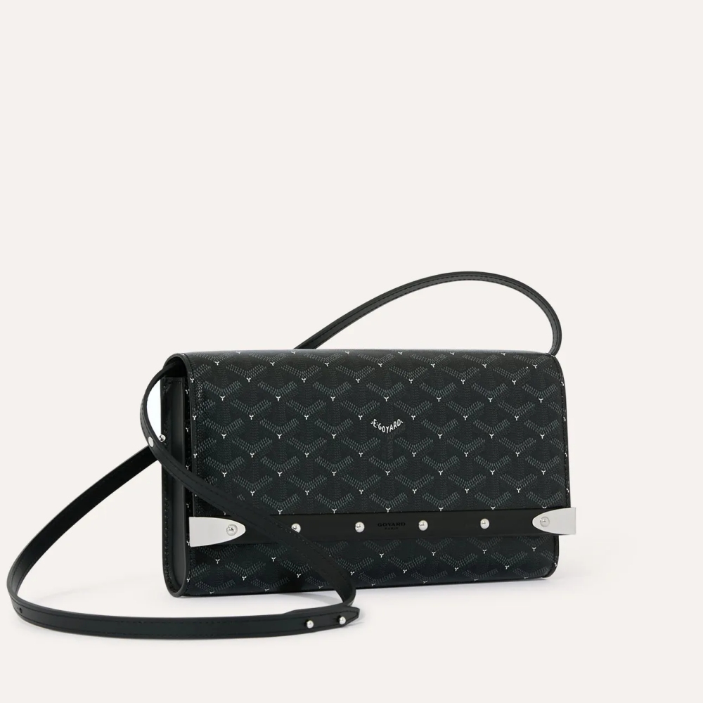 這款外型方扁的肩背包，不僅可日常肩背，同時還可作為手拿包使用，其包身具有厚度的設計，可收納一隻 iPhone 大小，非常適合出入晚宴及日常約會外出使用。