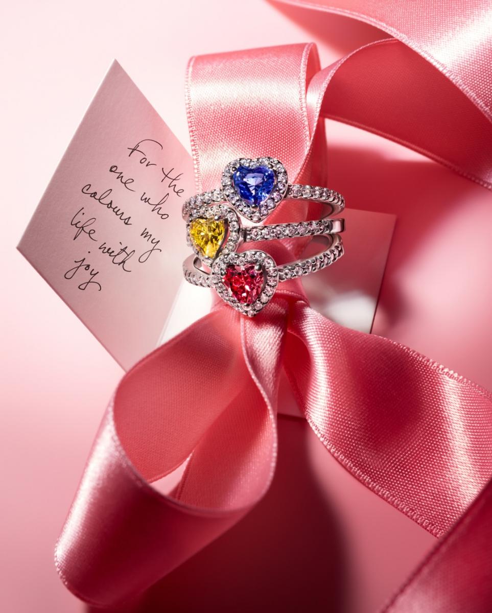 此外，品牌推動的「鳳凰城策略」（Phoenix Strategy）已逐步展現成效，該策略旨在實現營收與獲利的持續成長，並分為多個階段推進。其中，「創新」扮演關鍵角色，亦是帶動品牌營收成長的重要動能。透過持續開發全新產品，Pandora 不僅傳遞品牌創意，也強化其品牌定位與版圖完整性，並於去年躋身「全球百大品牌」，品牌價值達 71 億美元（約新台幣 2,286 億元），進一步鞏固其全球最大珠寶品牌的地位。