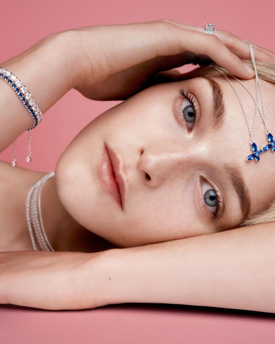 隨著全年營收預測出爐，新任執行長 Berta de Pablos-Barbier 也確立未來的管理核心方向：致力降低原物料價格波動帶來的風險，並計畫於今年推出採用全新材質的設計，以加速實現獲利性成長。她表示：「我們的基本面依然穩固，潘朵拉仍具備巨大的未開發潛力，正打造一個更宏大的珠寶帝國。」