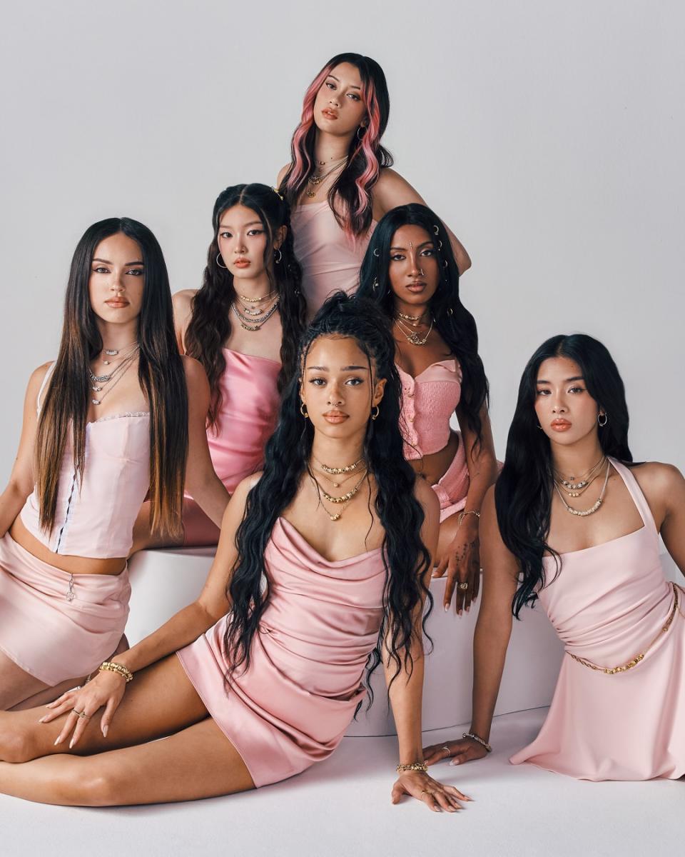 在拓展商業版圖之餘，潘朵拉亦積極攜手明星提升品牌聲量。品牌邀請「最強女團」KATSEYE 合作。該團體自選秀節目《The Debut: Dream Academy》脫穎而出後，憑藉多元文化背景的成員組成與全方位實力迅速席捲全球。首波重磅合作即與珠寶品牌 Pandora 攜手，以「Be Love」理念為核心，由每位成員親自詮釋個人風格，象徵風格無國界、展現自我態度，透過不同珠寶設計的演繹，獲得廣大迴響。