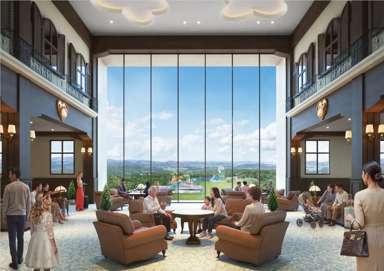 計畫中亦包含一間全新飯店，目前已在三麗鷗和諧樂園旁的土地上動工，打造夢幻主題度假村。飯店將提供兼具高雅與可愛風格的住宿體驗，不僅可眺望樂園景色，還能欣賞周邊群山與別府灣的自然風光，並以承載三麗鷗品牌精神為核心理念。透過新增住宿據點，讓原本不易長時間停留的區域，轉變為能從容享受度假時光的目的地，全面提升整體旅遊舒適度。