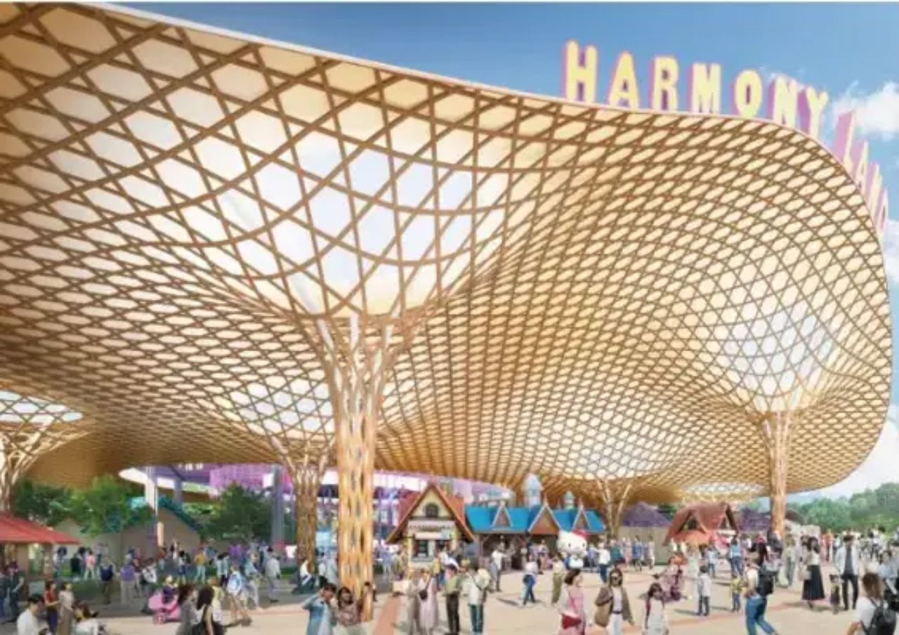 計畫中亦包含一間全新飯店，目前已在三麗鷗和諧樂園旁的土地上動工，打造夢幻主題度假村。飯店將提供兼具高雅與可愛風格的住宿體驗，不僅可眺望樂園景色，還能欣賞周邊群山與別府灣的自然風光，並以承載三麗鷗品牌精神為核心理念。透過新增住宿據點，讓原本不易長時間停留的區域，轉變為能從容享受度假時光的目的地，全面提升整體旅遊舒適度。