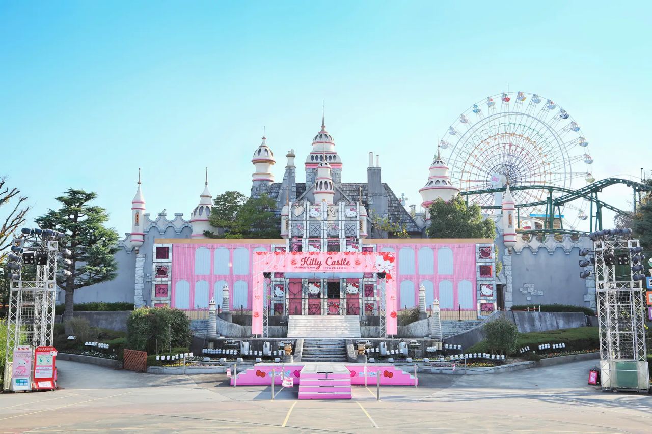 日本最大 Hello Kitty 樂園即將全面升級！位於九州大分縣的三麗鷗和諧樂園（Harmony Land），正式公開全新「娛樂度假村」擴建設計圖，宣告這座深受親子與粉絲喜愛的三麗鷗主題樂園，將從單一遊樂園轉型為結合遊樂設施、表演空間與住宿體驗的夢幻度假型目的地，以「世界上最溫柔的地方」為核心理念，重新定義日本 Hello Kitty 樂園的未來樣貌。