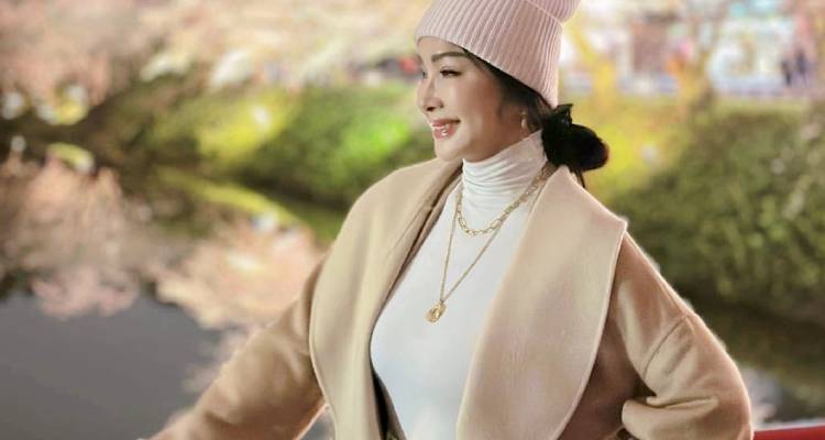 這份不張揚卻極具質感的好品味，特別體現在美鳳姐的日常穿搭與配飾選擇上。也因此，無論是公開場合或私下被捕捉到的街拍，她隨手揹出的包款，總能讓人默默心動，產生「怎麼這麼耐看、好想入手」的衝動。