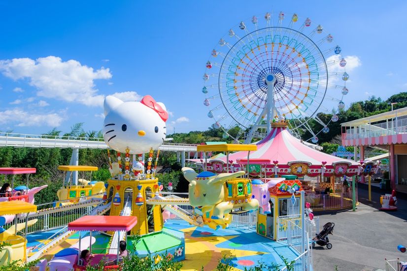 全新三麗鷗和諧樂園的擴建計畫，最終目標是致力打造世界上「最溫柔」的地方，讓所有造訪者無論年齡、性別或身體條件，都能自在、安心地享受園區體驗。目前尚未公布確切完工時程，但官方估計初步投資金額超過 100 億日圓（約新台幣 20 億元），勢必成為你下一次造訪日本時不可錯過的全新理由。