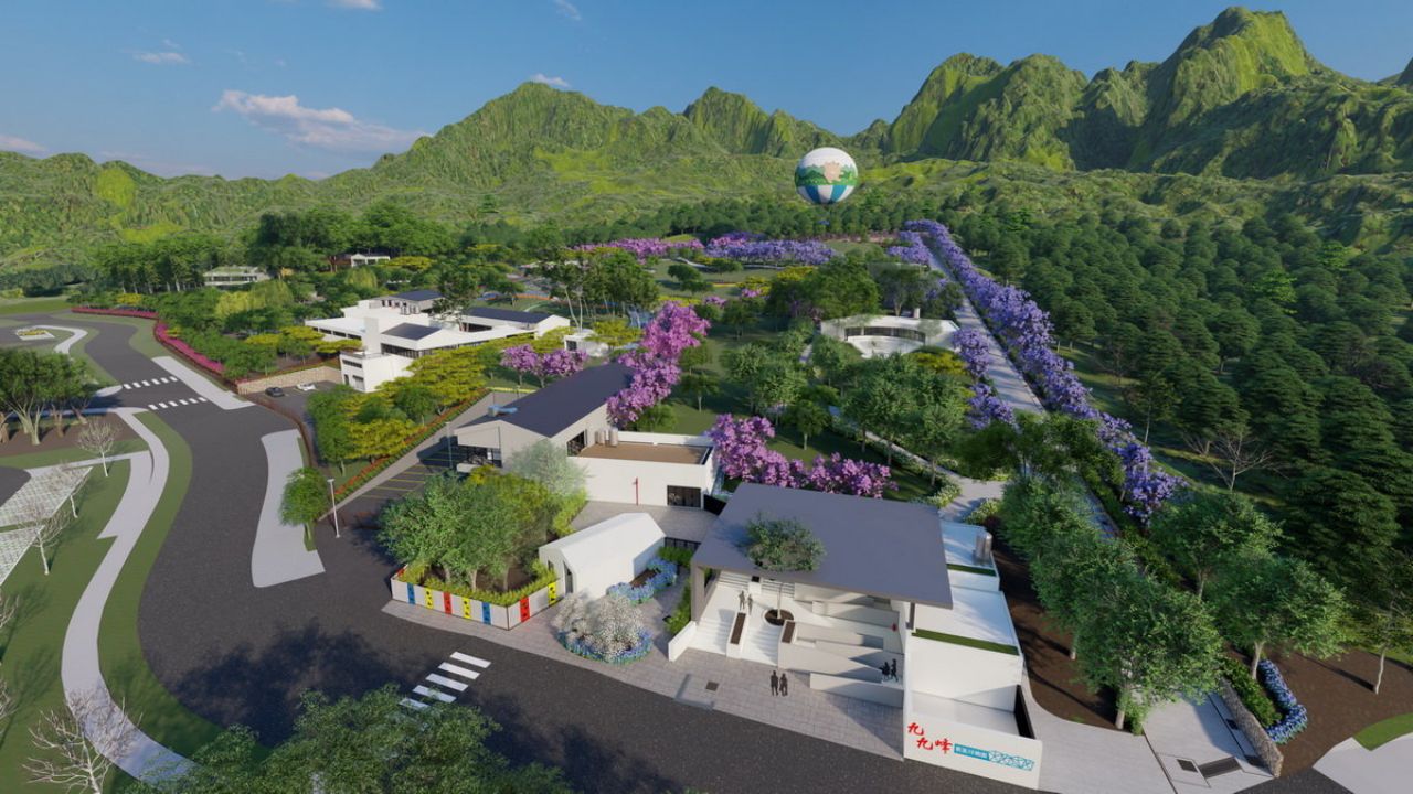 南投再添觀光新亮點！全台首座「九九峰氦氣球樂園」正式登場，地點位於南投縣草屯鎮平林里，結合氦氣球高空體驗、自然山景與環境教育，成為中台灣最新旅遊話題地標。園區主打全年可搭乘的氦氣球設施，可高空眺望九九峰、火炎山與烏溪流域，並規劃多元主題展館與戶外體驗空間。將於 2 月試營運啟動。