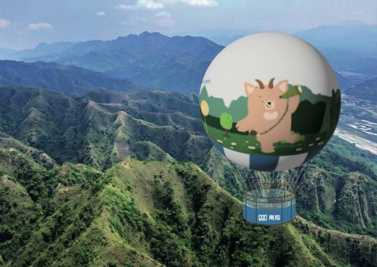 不同於夏季限定的「台東熱氣球嘉年華」，在這裡可全年體驗氦氣球設施。園區引進自法國的最新型 Aero30NG 超輕型氦氣球，球體容量高達 6,000 立方公尺。遊客可搭乘氣球升至約 300 公尺高空，樂園鄰近九九峰，能以不同角度欣賞壯麗山景，體驗 360 度高空賞景，並鳥瞰烏溪流域及台中盆地的遼闊風貌。