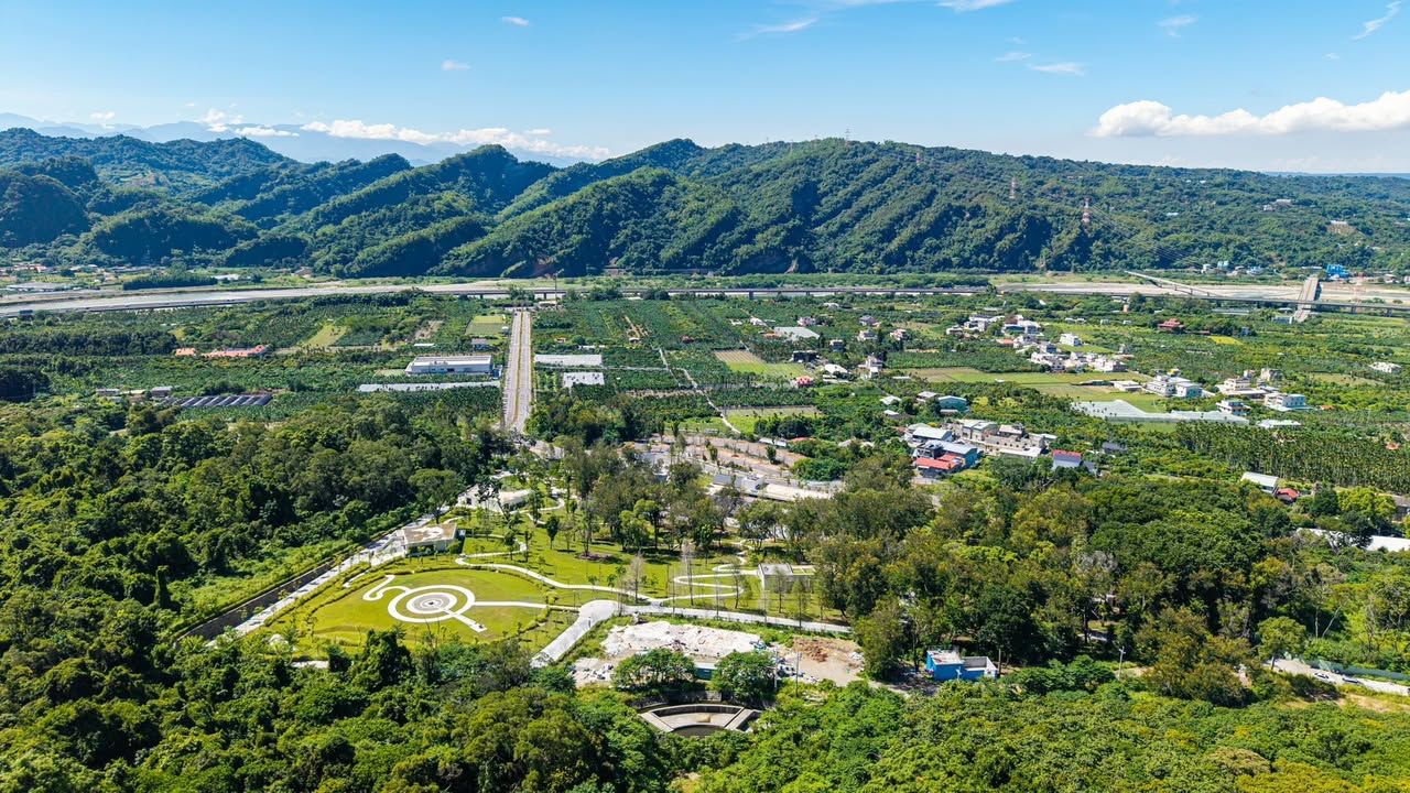 坐落於南投縣草屯鎮平林里，將迎來一座全新地標，命名為「九九峰氦氣球樂園」。園區將打造全國首創的「氦氣球體驗中心」遊憩空間，總面積近 5 公頃，規劃 4 大核心主題、7 大展館設施，並融合在地生態資源，打造兼具觀光遊憩、環境教育與藝文推展等多元功能的遊憩園區。園區預計於今年 2 月試營運，將成為農曆春節期間的熱門旅遊景點之一。