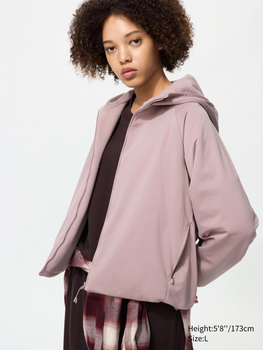 這可兩面穿的外套，一片擁有防風的作用，另一面則是可愛的刷毛設計，是一款顏值與實用兼具的外套，再加上不同的配色設計，讓該系列外套擁有強大的搭配性。