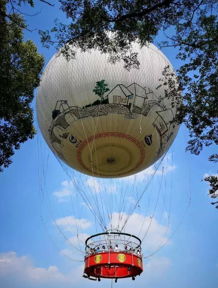 九九峰氦氣球樂園預計於 2 月試營運，屆時也將串聯南投竹山竹藝燈會活動（展期至 2026 年 3 月 7 日）。今年燈會適逢馬年，以「馬」為創作主題，結合竹山最具代表性的竹藝文化，打造全台獨一無二、融合傳統工藝與藝術美感的竹藝燈會。本屆主燈「馬躍蝶舞」特邀知名竹藝大師邱錦緞親自操刀設計製作，充分展現台灣竹藝的深厚底蘊，成為本屆燈會的視覺焦點。