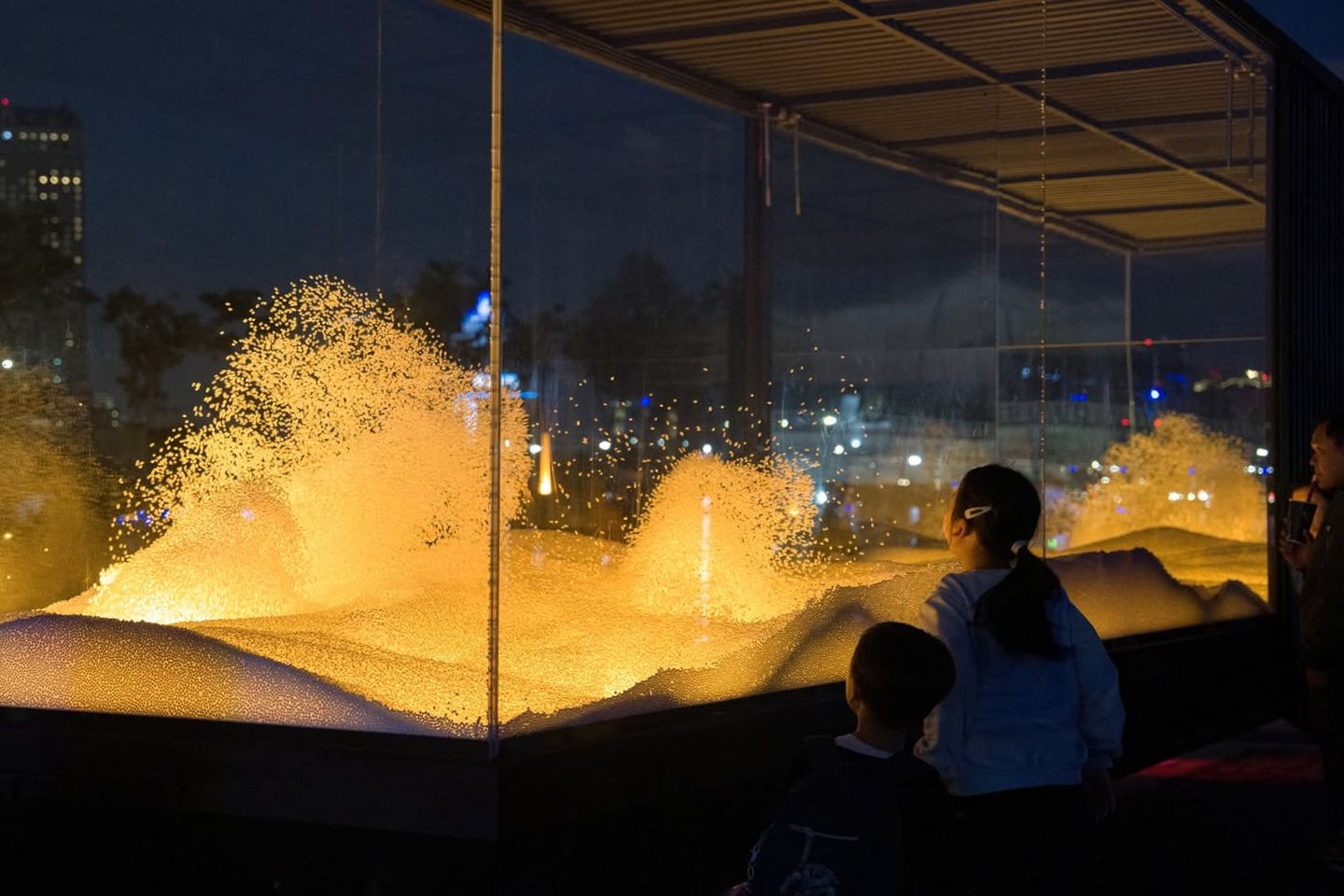 高雄國際貨櫃藝術節將串連多個港灣景點，打造全台最美港都景緻，包括高雄港 11 號碼頭、淺一碼頭、高雄流行音樂中心海風廣場。隨著時間與陽光的變化，碼頭的陰影與光影交錯，呈現不同景觀，營造獨特的城市風貌。交通方面：搭乘高雄捷運橘線至「鹽埕埔」站，步行約 15 分鐘可抵達。搭乘高雄輕軌至「真愛碼頭」或「駁二大義」站，步行約 2 分鐘或 7 分鐘可抵達。