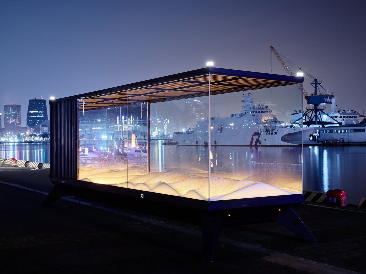 今年匯聚 8 組來自台灣、日本、法國與丹麥的藝術家及創作團隊，包括 hellobastworkshop、好日文化、米索空間設計、伍偉廷建築師事務所、Troels Steenholdt Heiredal 何卓思、森屾創作、META Design 等。他們從各自的視角訴說城市生活的故事，展現多重敘事與國際視野。高雄國際貨櫃藝術節透過貼近城市肌理的媒材，將藝術融入生活，開啟海港環境與文化之間的共好未來想像。