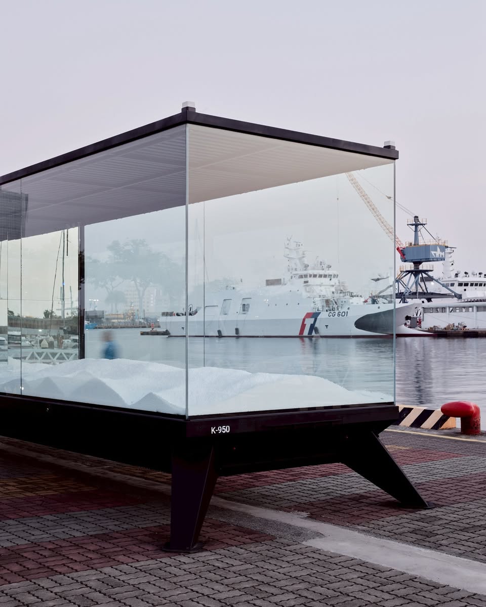 高雄港迎來年度藝術盛事！「高雄國際貨櫃藝術節」以創意貨櫃裝置串聯城市港灣景觀，成為親子旅遊、藝術愛好者與攝影迷必訪的高雄景點。2025 年貨櫃藝術節以「愛耍廢」為策展主題，結合工業廢材、海洋垃圾與生活物品再創作，展現永續藝術與城市文化的巧妙融合。