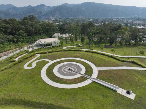 整個遊憩園區以四大主軸作為規劃核心，包括：「慢・生活區」，設置村民食堂、婚宴會館、咖啡會館等主題餐飲空間；「飛・試膽區」，提供遊客獨特的高空體驗設施；「美・體驗區」，規劃生活美學學習與策展活動，並販售在地優質物產；「野・探索區」，則設計結合導覽解說的活動空間，並推出高空樹冠步道體驗。整體計畫致力於降低對生態環境的影響，園區落成後亦榮獲公共工程金質獎的肯定。