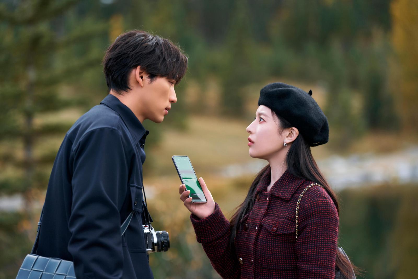 在《愛情怎麼翻譯》中，高允貞以一身軟呢套裝展現高級感，而她當時所配戴的貝蕾帽便是來自於Marithé+François Girbaud，這款帽子以羊毛製成，硬挺的材質可完美修飾頭型，加上保暖的面料，亦非常適合秋冬配戴。