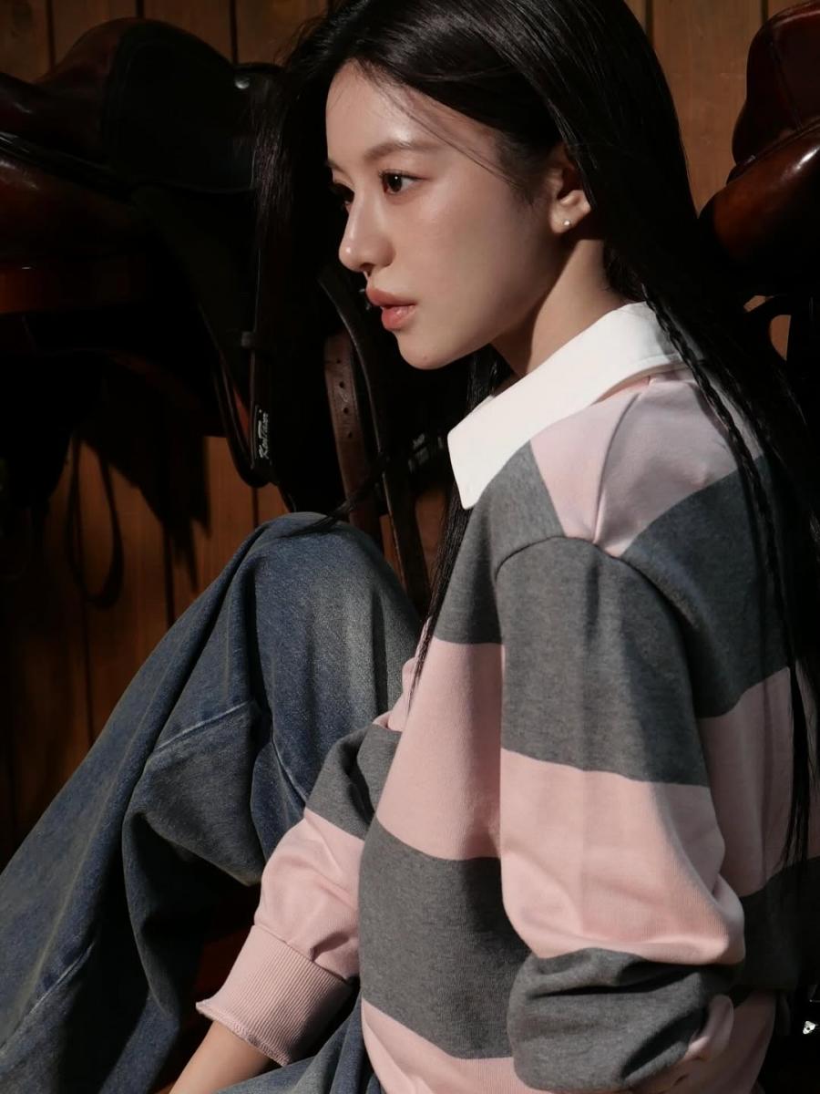 而在她的私著中，亦有多套 Marithé+François Girbaud 的單品值得推薦！例如這件粉色與灰色線條交織的 Polo 衫，可愛的色彩加上搭配性高的特質，無疑是女孩衣櫃裡的必備單品。