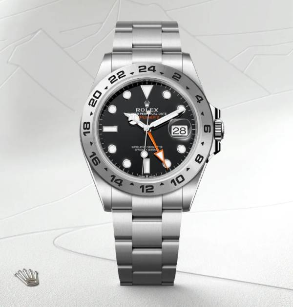 傳奇攀岩家 Alex Honnold，手腕上的這只勞力士「Explorer II 226570」錶款型號，不只是造型耐看，實用更是滿分。採用42毫米蠔式鋼錶殼，搭配3285型自動上鏈機芯，動力儲存長達70小時，即使極限攀岩也不怕停擺。錶款有黑色、白色兩款錶盤，艾力克斯選的則是低調內斂的黑面版本。