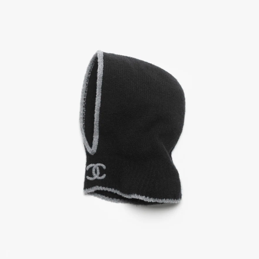 這款可包覆頸部的「巴拉克拉法帽」，是許多女孩去雪地旅行的首選！在設計上以灰色線條包邊點綴，整體擁有品牌極簡、優雅的氣質。