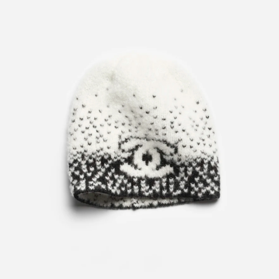 這一款毛帽來自於品牌 Coco Neige 系列，設計師藉由漸層、幾何的形式呈現出層次感，讓帽款整體在簡約的外型下保有造型感