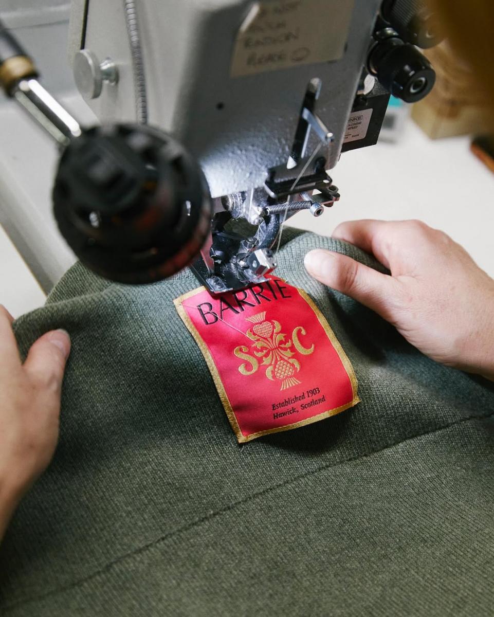 Chanel 長年對於法國傳統製衣廠以及手工匠的資助，讓品牌擁由強大的資源，能打造頂級的服飾。而為什麼我們說 Chanel 毛帽會是值得投資的單品，其關鍵是 2012 年品牌收購的蘇格蘭頂級羊絨針織工坊「Barrie」