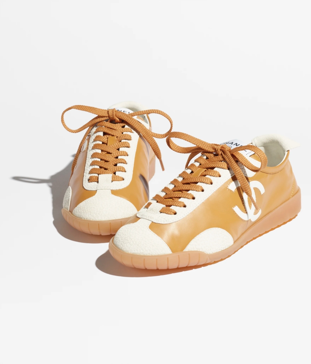 在面料運用上，鞋身以極其柔軟的小牛皮為主，藉由皮革本身的舒適觸感，讓雙腳在擁有良好包覆性的同時，仍保有親膚特性