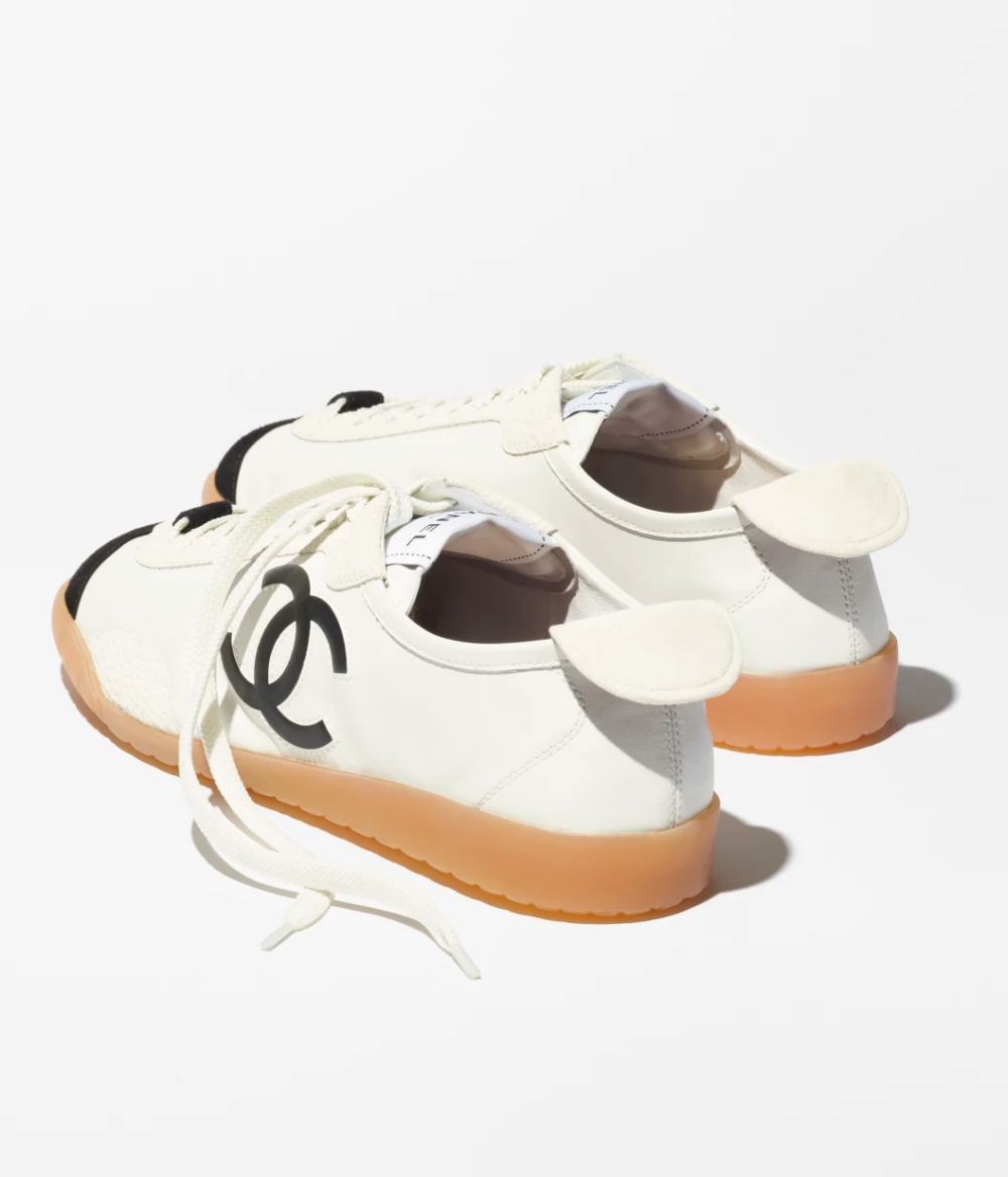  ​ 在品牌近期推出的前導系列中，一雙薄底鞋特別受到注目。該鞋款外形以 70 至 80 年代的軍訓練鞋為藍本，簡練而不複雜的線條與結構，讓鞋款具備高度搭配性