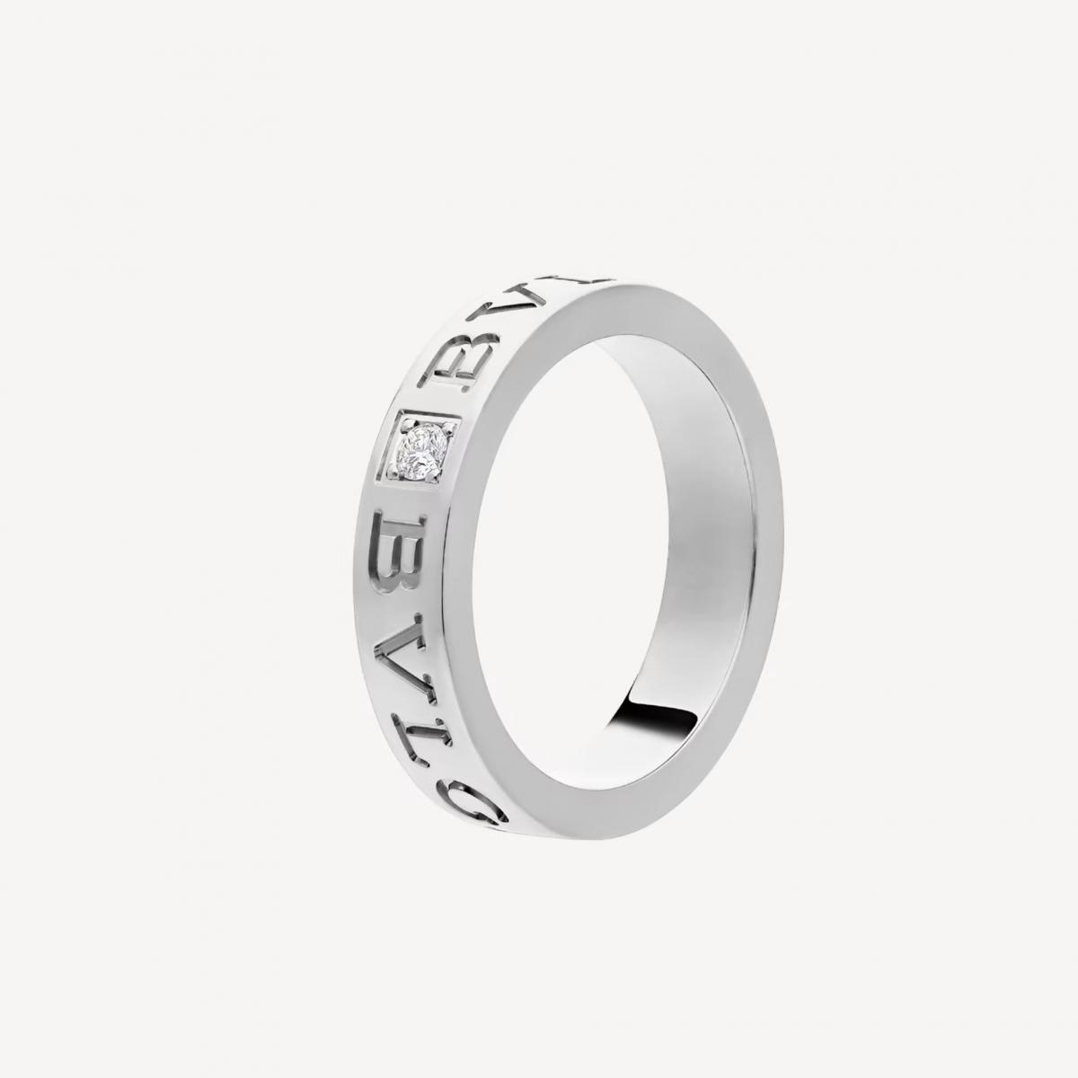 B.zero1 Essential 圓戒,幾乎可以視為寶格麗品牌精神的濃縮。靈感源自羅馬建築語彙,戒環上鐫刻的品牌字樣不只是裝飾,更是自信象徵。這枚戒指沒有多餘的裝飾,卻因為線條穩定、比例清楚,而顯得格外有質感。0.04克拉鑽石像是一個刻意保留的亮點,讓理性設計中多了一點溫度,特別適合重視實戴性、並希望婚戒能自然融入日常風格的人。